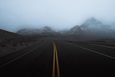 白天道路空旷